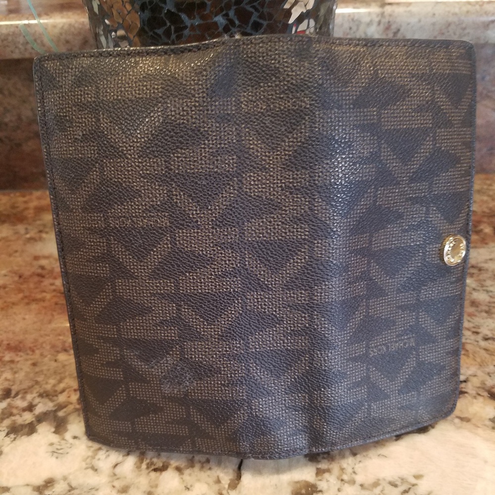 Micheal Kors wallette very stylish